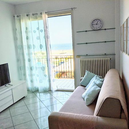 Appartamento A Riccione Con Balconcino Vista Mare Екстериор снимка