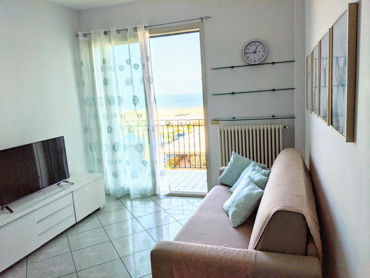 Appartamento A Riccione Con Balconcino Vista Mare Екстериор снимка