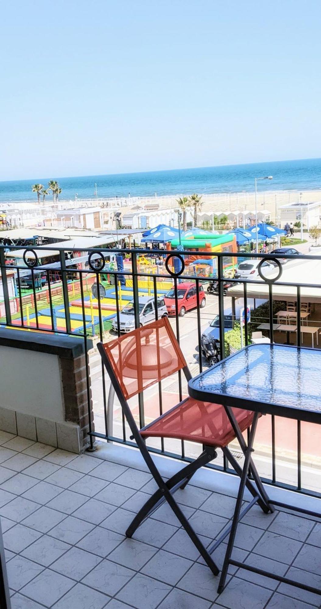 Appartamento A Riccione Con Balconcino Vista Mare Екстериор снимка